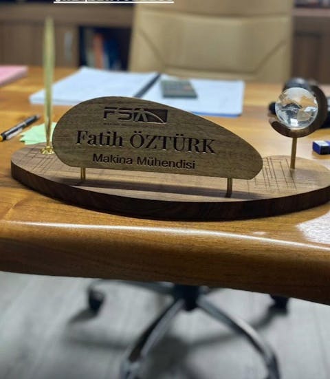 Triarch  Masif Ahşap & Pirinç Masa İsimliği – Prestijli Ofis Aksesuarı