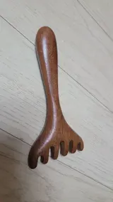 Natural Golden Sandalwood Five-Claw Scalp Massager