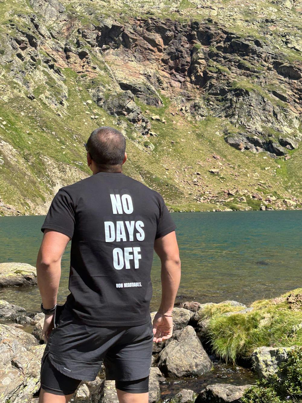 Camiseta "NO DAYS OFF"