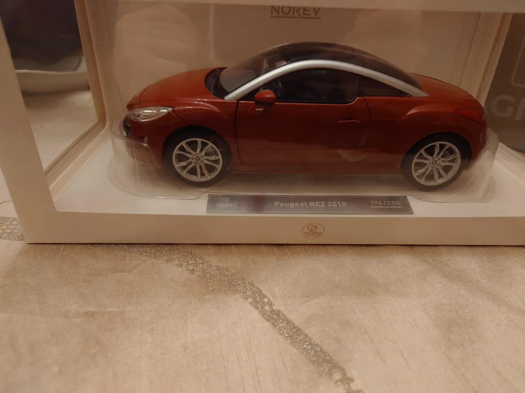 Peugeot RCZ 2010 Rouge Tourmaline 1/18 - 200pcs (sku: 184876