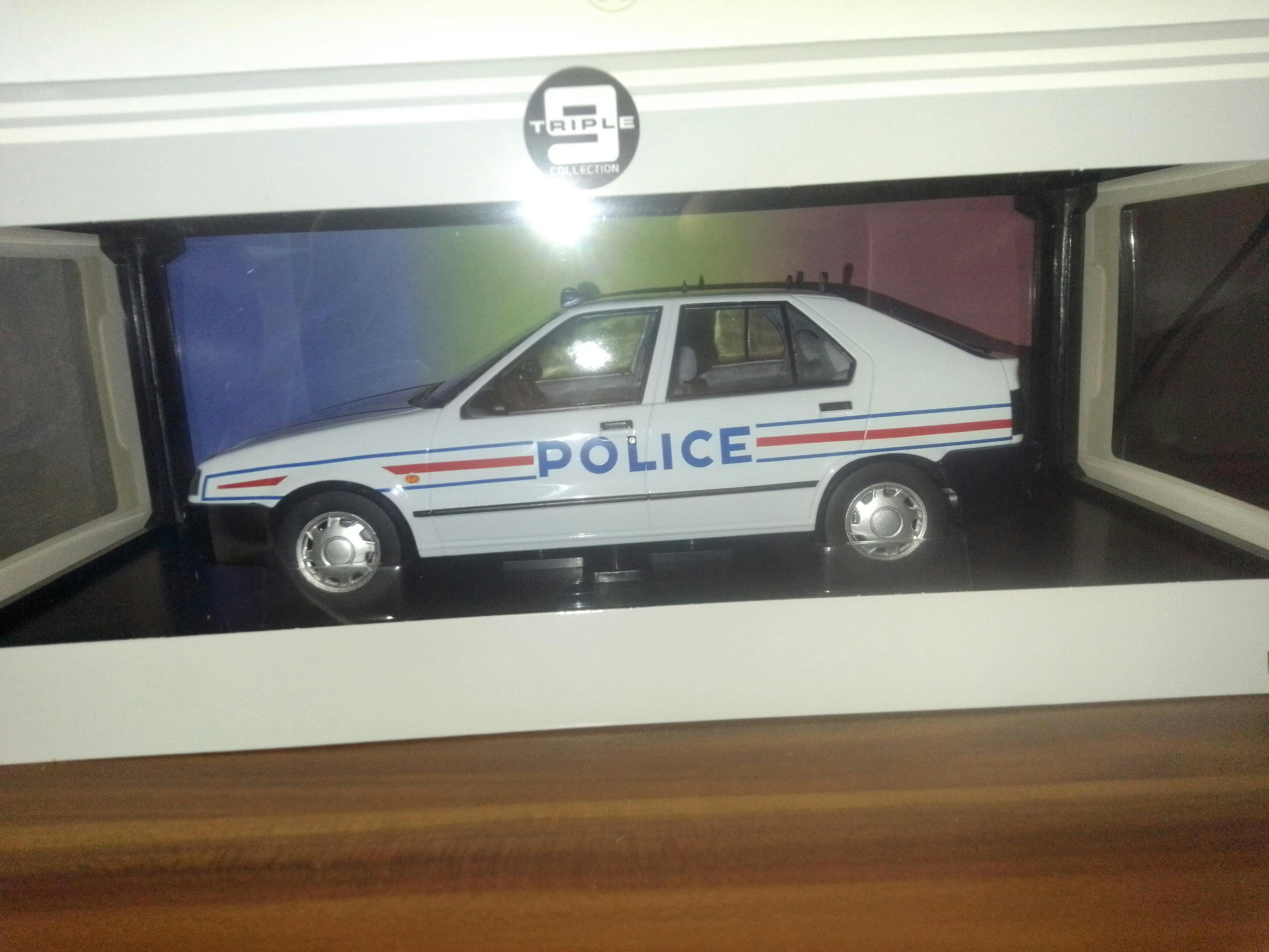 Renault 19 1994 French Police 1:18 – Norev