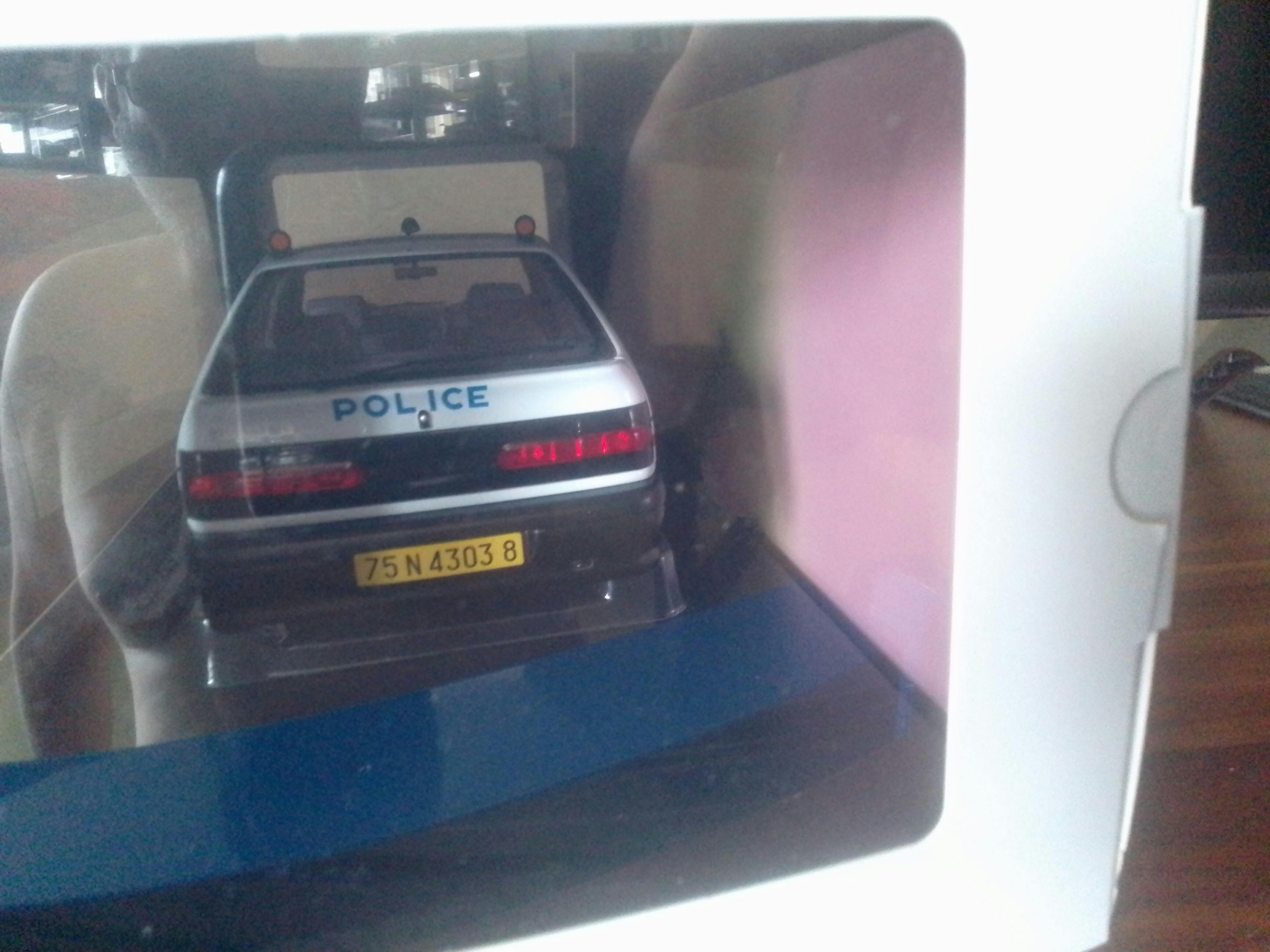 Renault 19 1994 French Police 1:18 – Norev
