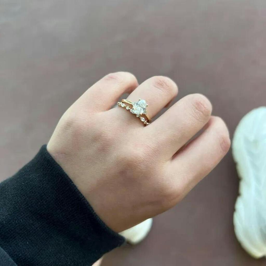 Marquise Band Ring in Gold