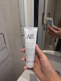 AP 24 Whitening Fluoride Zahnpasta