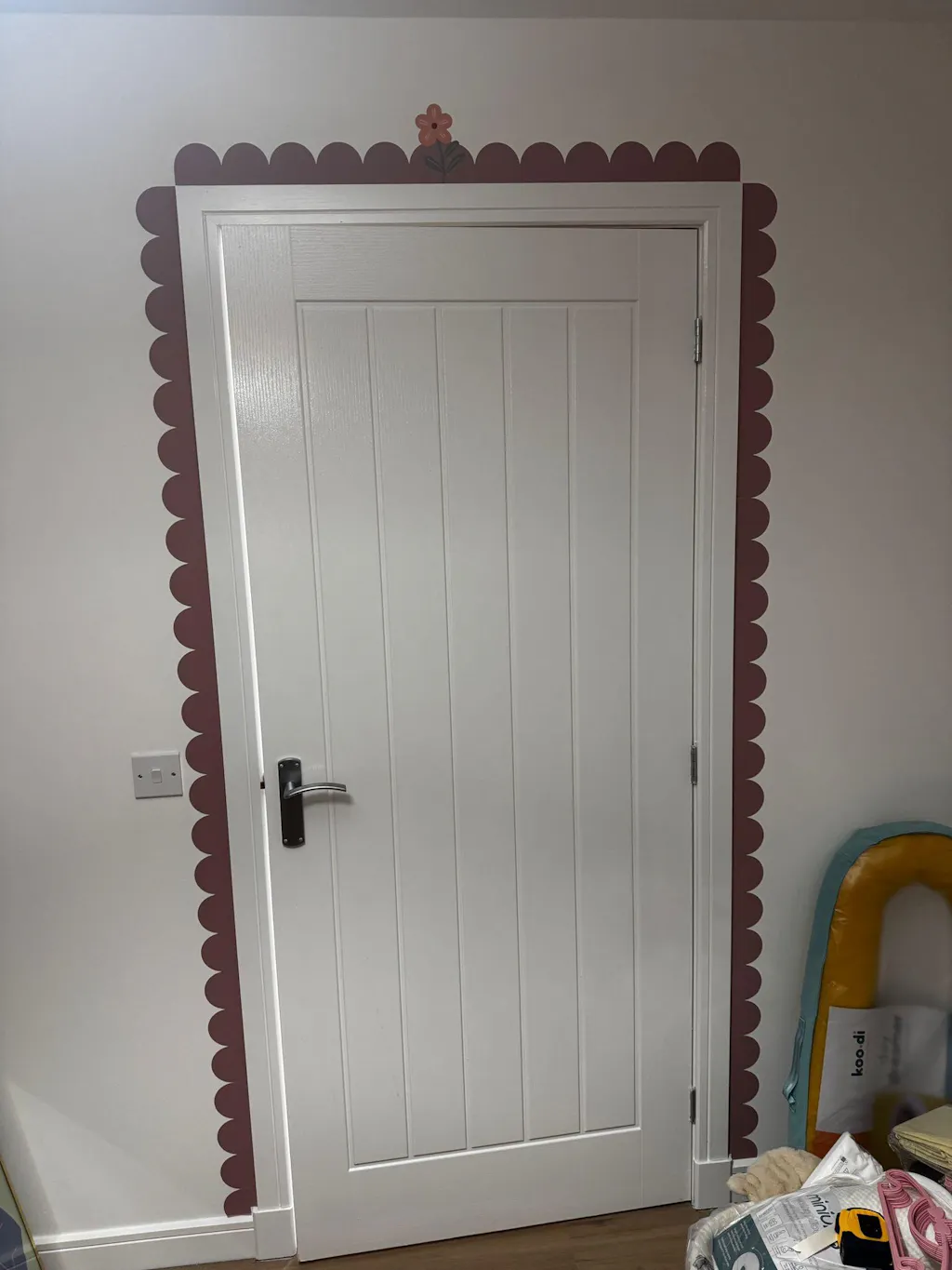 Block Coloured Scalloped Border Decal Wall Sticker