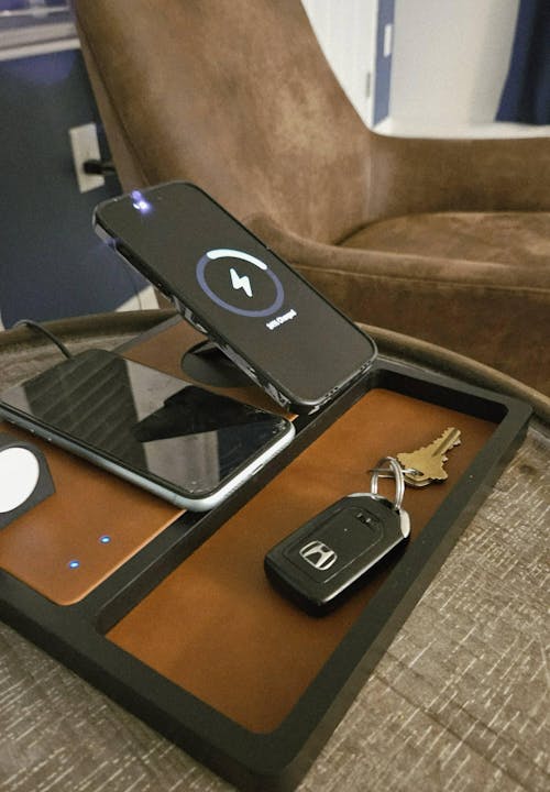 TRIO Qi2 - 3-in-1 MagSafe Saddle Brown on Black Wireless Charger with Tray, Lift-Up Coil & Apple Watch Charger