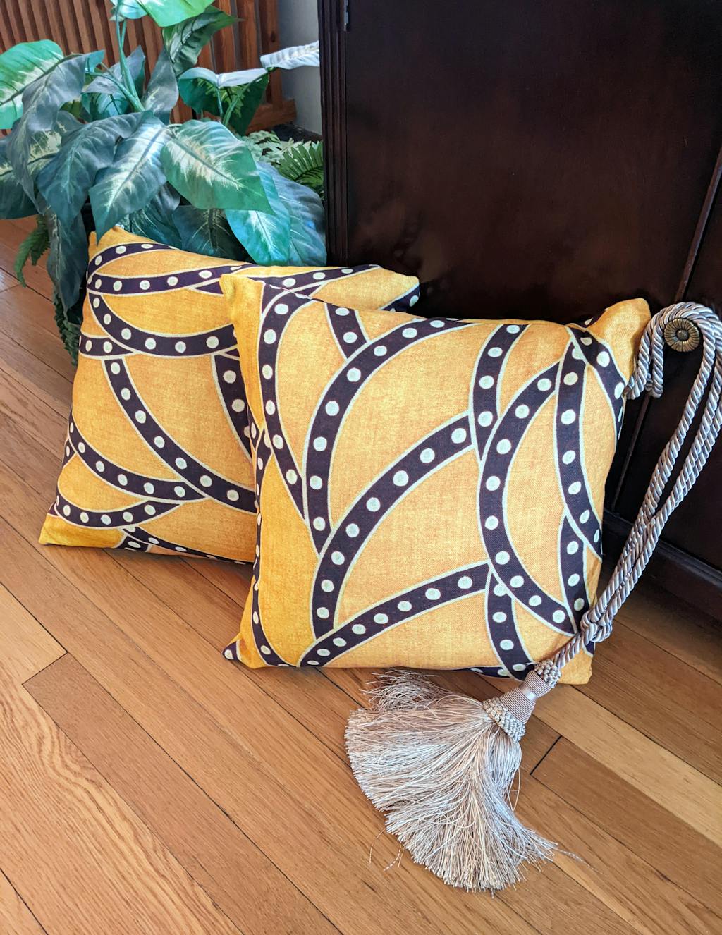 Dotted Line Pillow (Spun Gold)