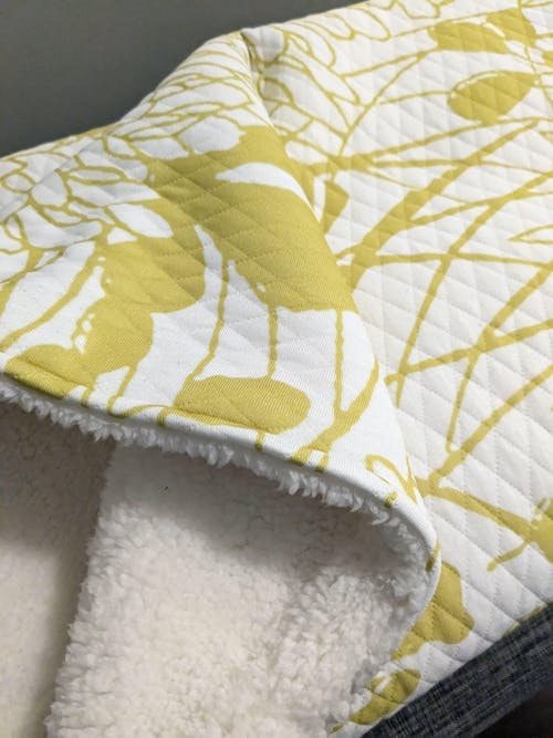 Chrysanthemums Quilted Jersey Blanket - White/Gold (52” x 38”)