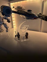 Display stand 3D-ENGV angled for Lego 75325 Mando's N-1 Starfighter +minifigures slots (A1068)