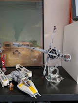 Display stand angled for Lego 75050-6208 B-Wing Fighter + minifigures slots (A1011)