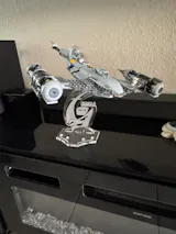 Display stand 3D-ENGV angled for Lego 75325 Mando's N-1 Starfighter +minifigures slots (A1068)