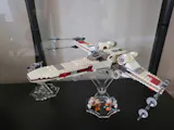Display stand angled for Lego 9493 X-Wing Starfighter + minifigures slots (A1008)
