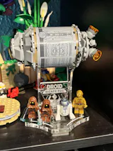 Display stand for Lego 75136 Droid Escape Pod + minifigures slots (A1137)