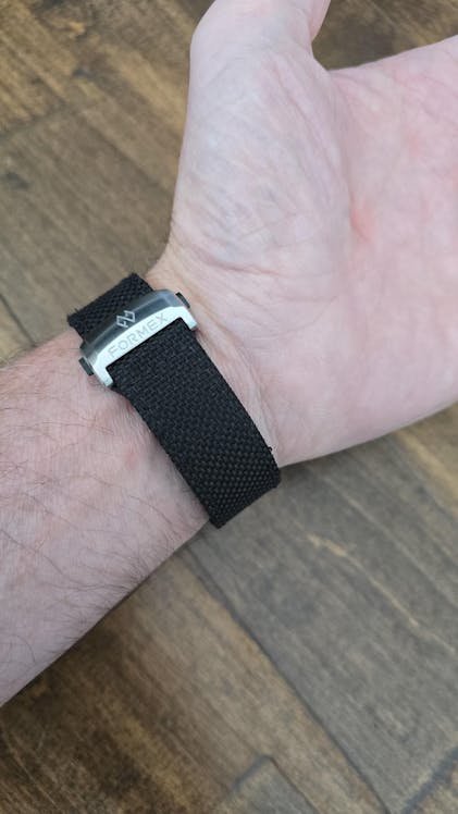 Perfect Fit How To Adjust A Watch To Fit Your Wrist Official Apple