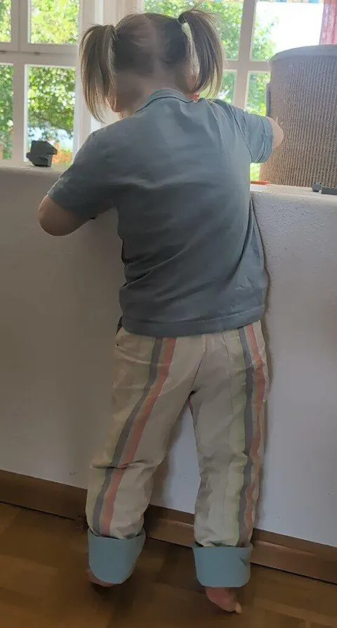 Leichte mitwachsende Kinderhose aus Leinen | bunte Streifen