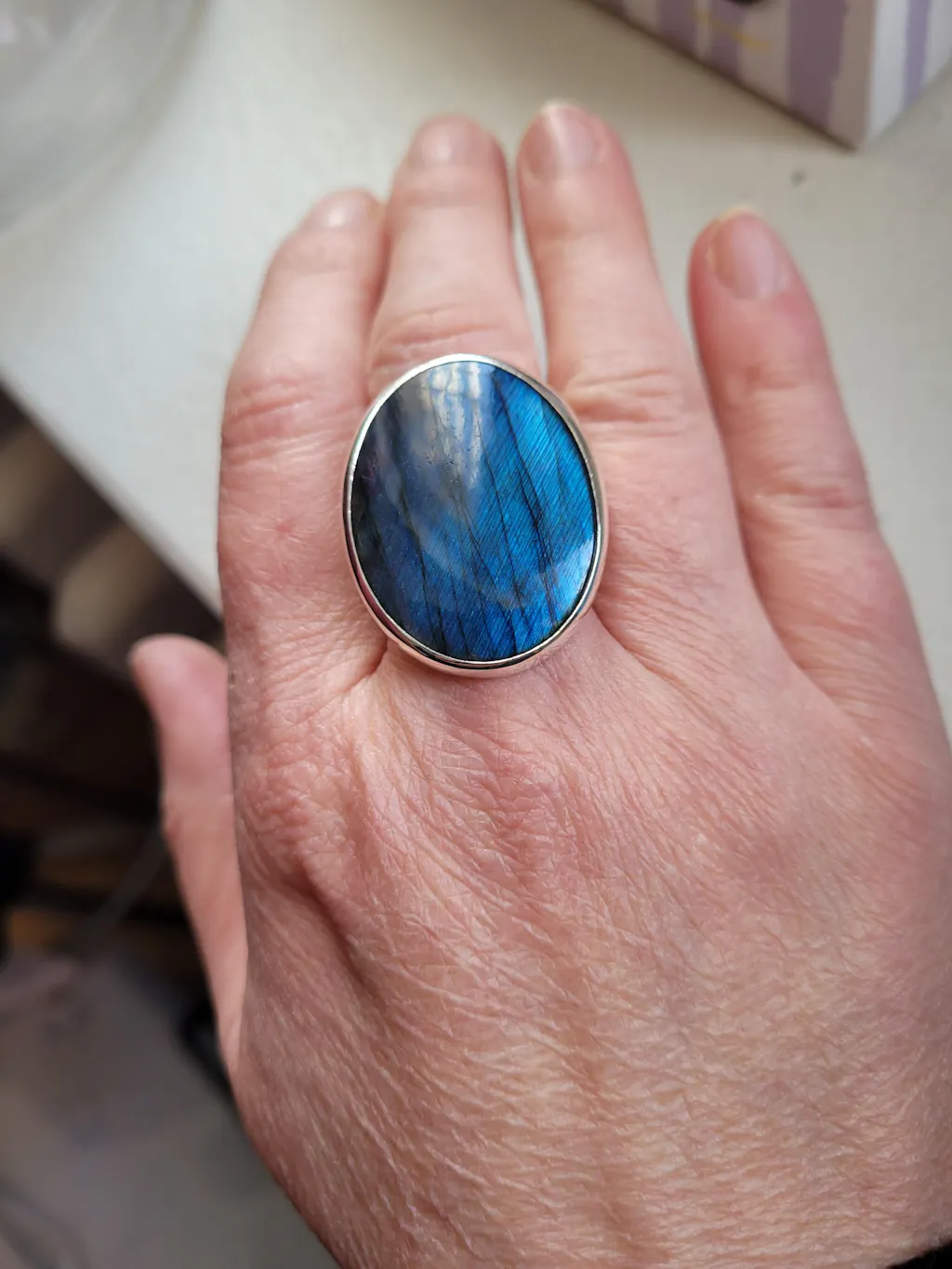 Bague ovale en argent massif avec Labradorite bleue nuit - Essential