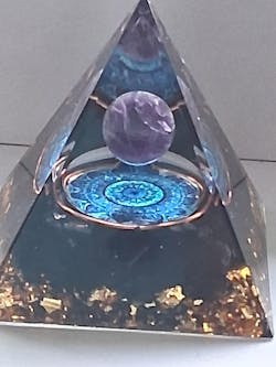 Оргонитна Пирамида с Аметист