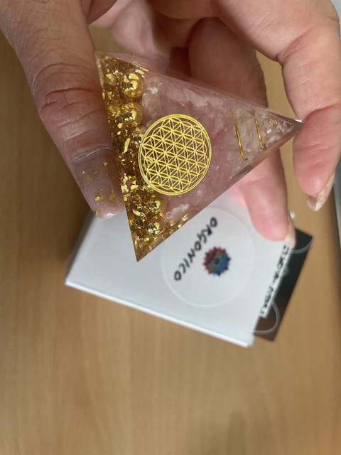 Оргонитна пирамида с розов кварц