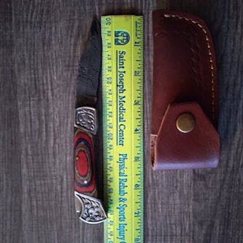 Authentic Damascus steel Back Lock Pocket Knife Green wood Handle Best folding Knife Razor sharp edge Best camping Tool Hunting Skinner EDC Knife with Leather Pouch .