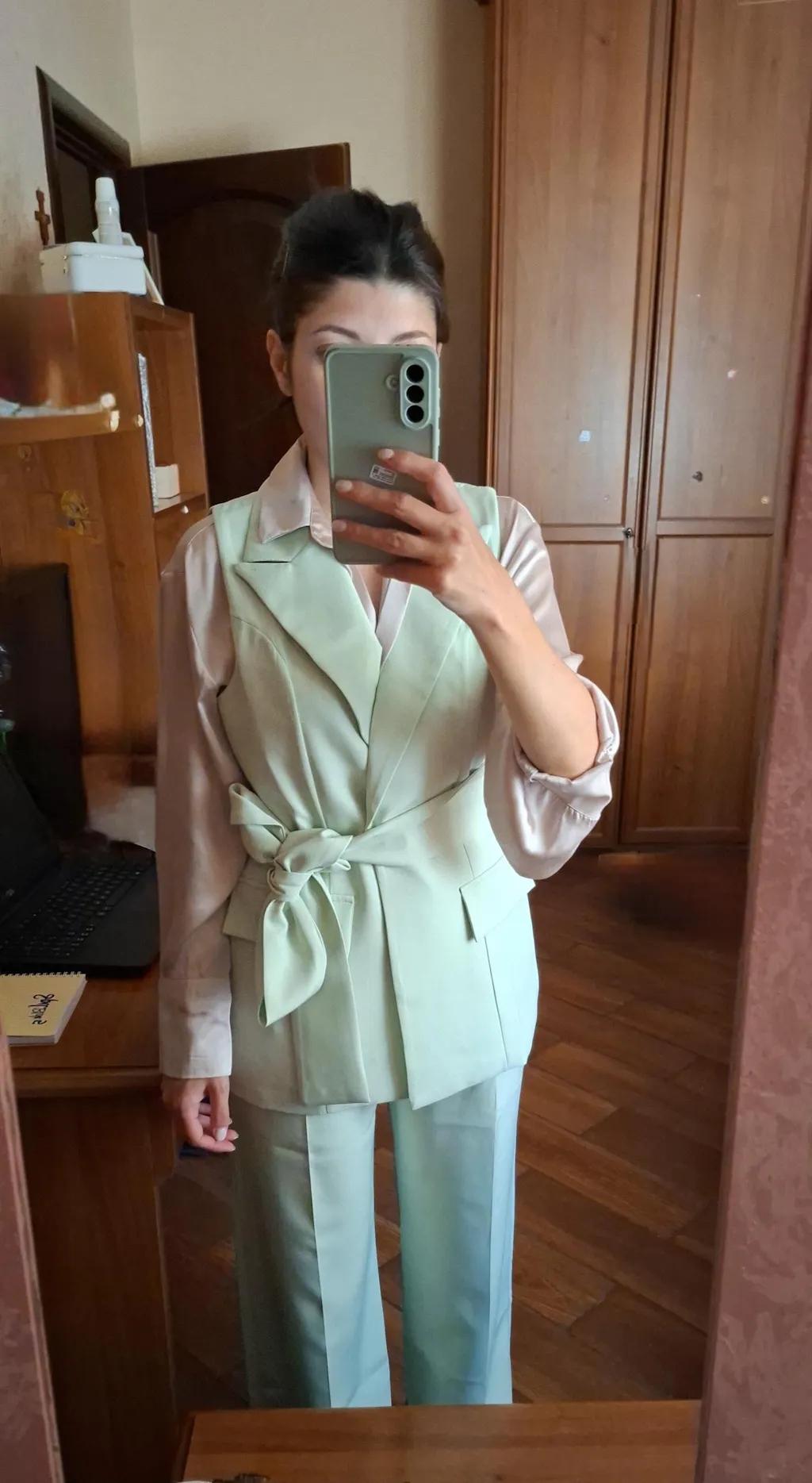 Completo Gilet con Spilla e Pantalone Verde Salvia