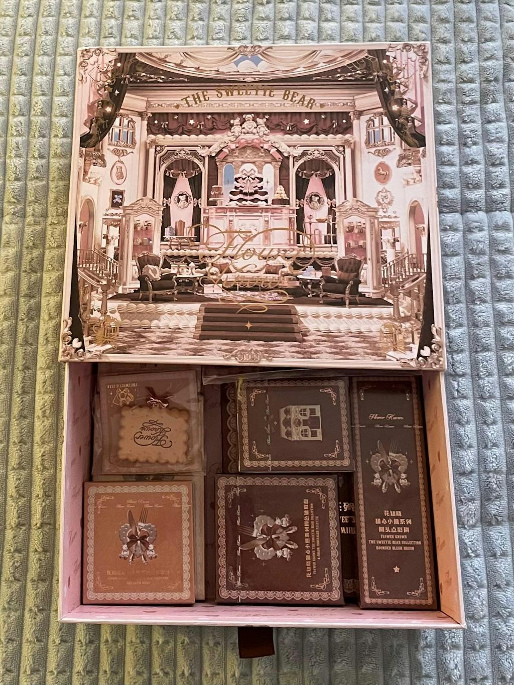 Sweetie Bear Essential Set 9 pieces ( box flowerknows cadeau inclus)