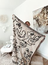 LA CARA BEIGE Woven Throw Blanket