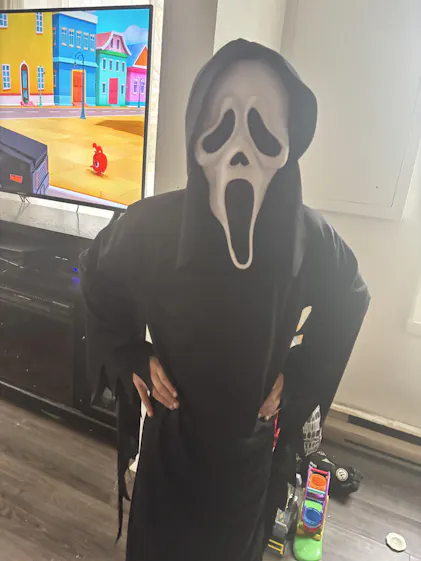 Costume Ghostface Per Bambino – Completo Scream Halloween Con Maschera, Mantello, Guanti E Coltello Giocattolo, Taglie M-L-XL, Spaventoso E Autentico