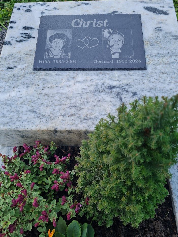 Personalisierte Schiefer Gedenktafel für Menschen 30x20cm - Foto Lasergravur