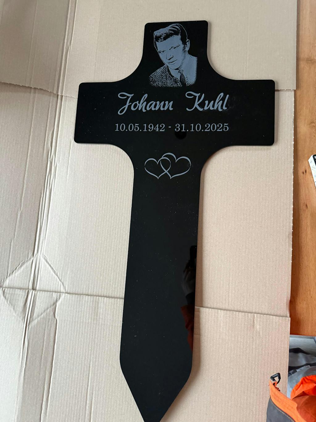Personalisierter Acrylglas Grabschmuck Steckkreuz Schwarz - Foto Lasergravur