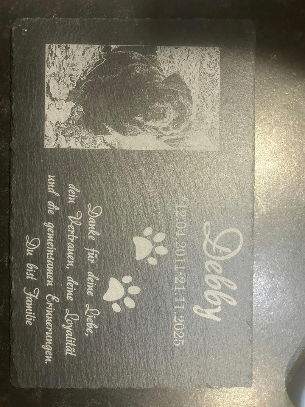 Personalisierter Schiefer Tiergrabstein 30x20cm - Foto Lasergravur