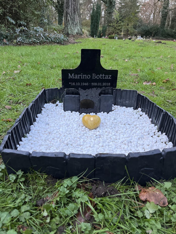 Personalisierter Acrylglas Grabschmuck Steckkreuz Schwarz - Text Lasergravur