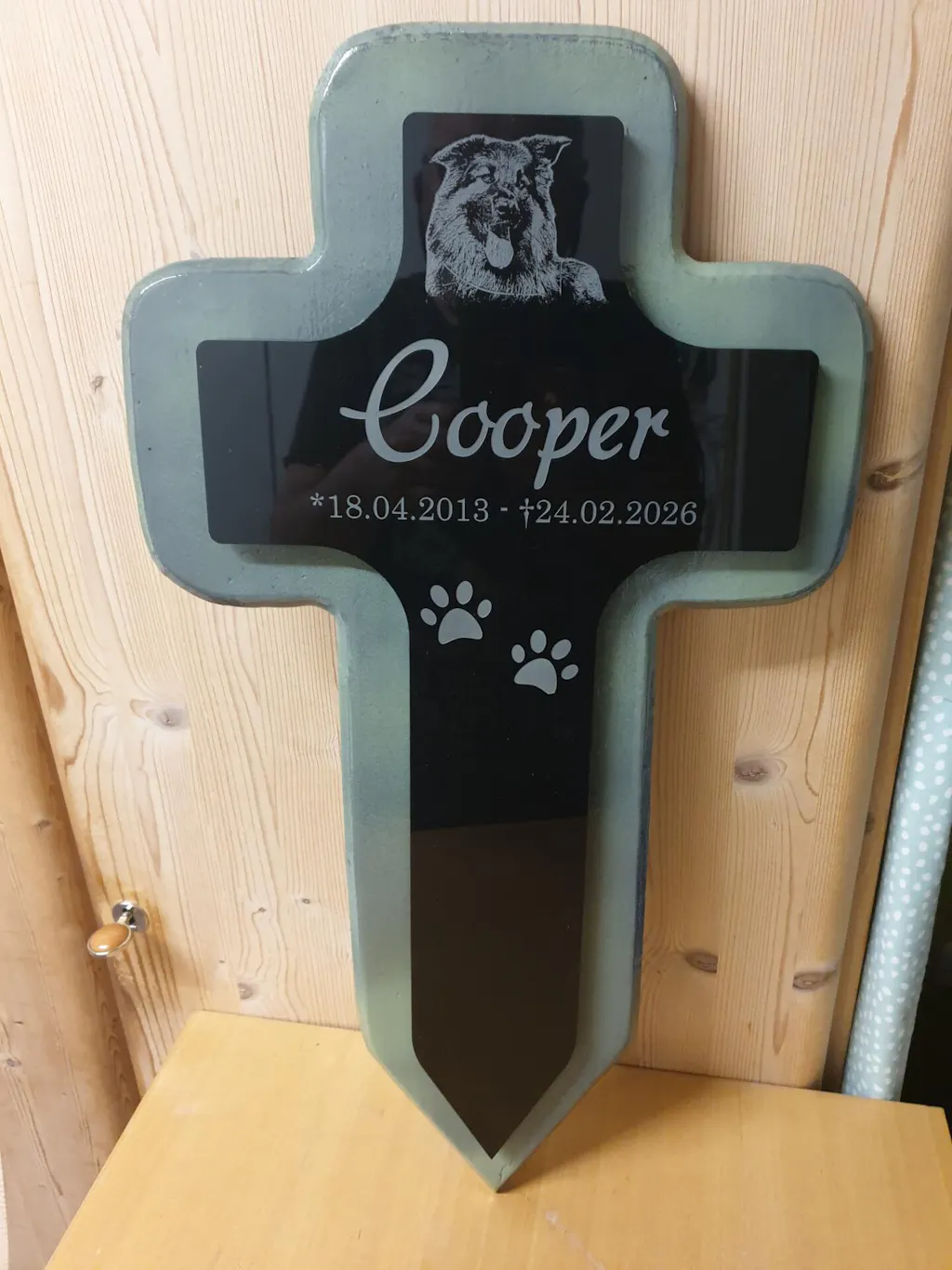 Personalisiertes Acrylglas Tier Grabkreuz Schwarz - Foto Lasergravur