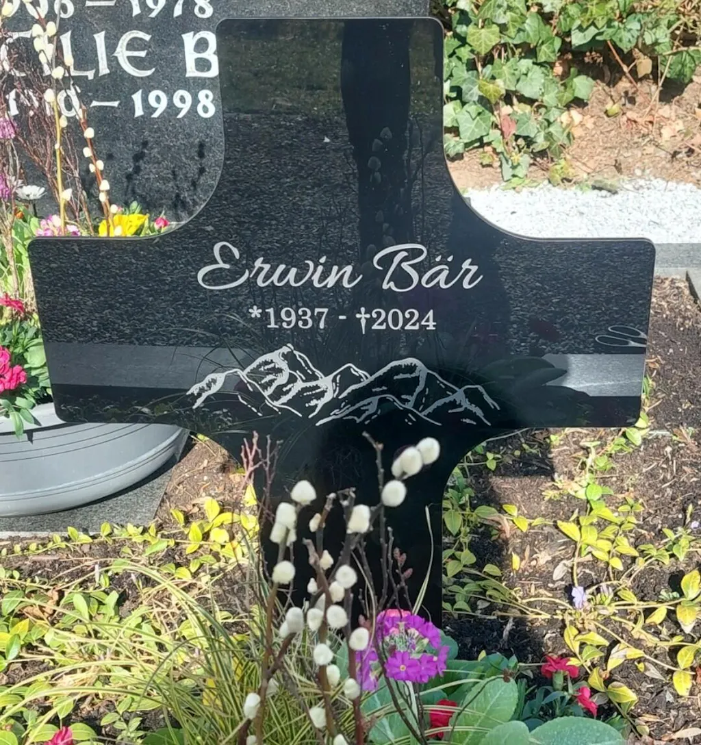 Personalisierter Acrylglas Grabschmuck Steckkreuz Schwarz - Foto Lasergravur