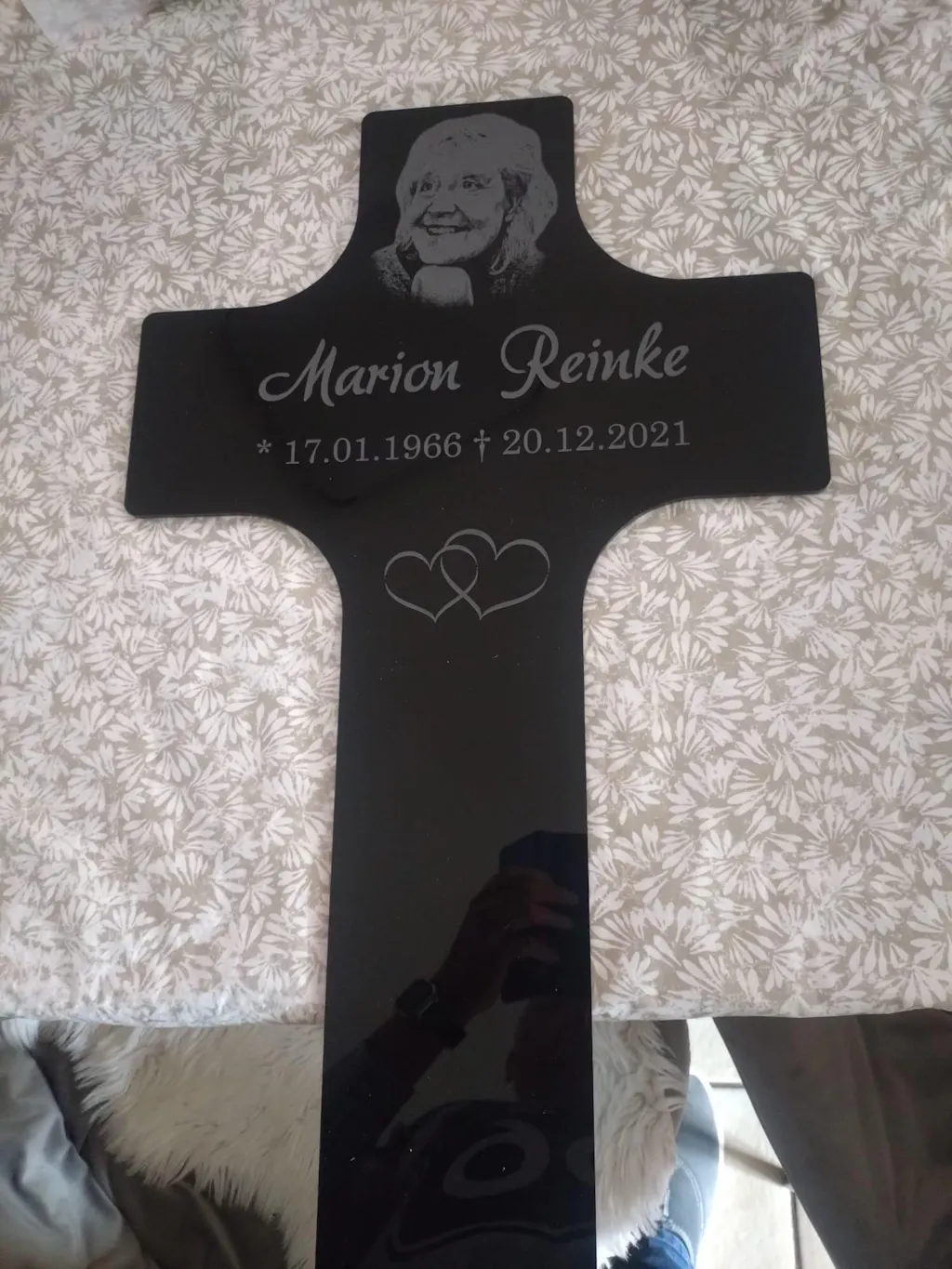 Personalisierter Acrylglas Grabschmuck Steckkreuz Schwarz - Foto Lasergravur