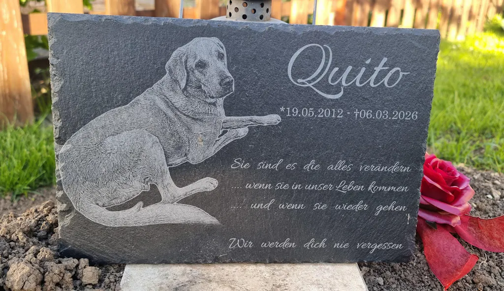 Personalisierter Schiefer Tiergrabstein 30x20cm - Foto Lasergravur