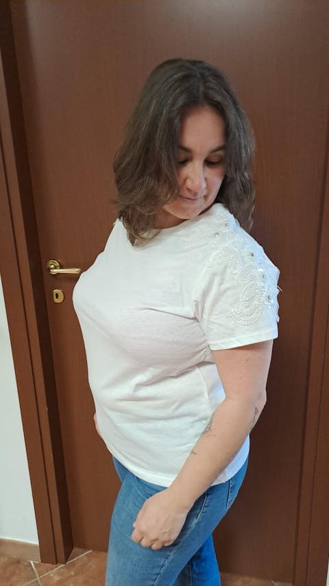 T-shirt manica ricamata