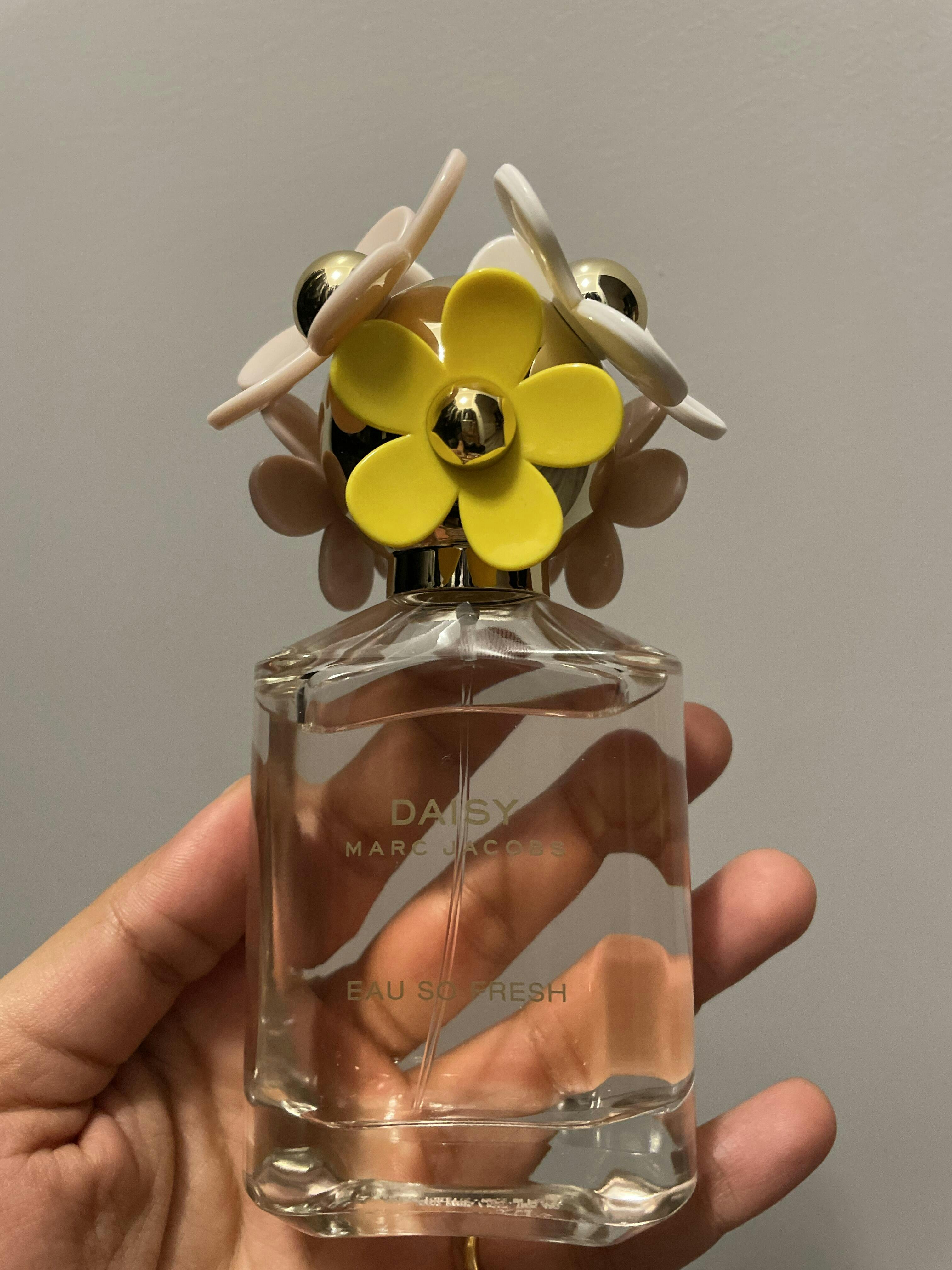 Buy Daisy Eau So Fresh perfume online at discounted price