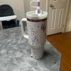 Exklusiv: Individuell gestaltbarer HP STLY Quencher-Becher 1,2 L / 40 oz + *GRATIS-GESCHENK Set mit 5 Strohhalmabdeckungen* – LIMITIERTE AUFLAGE