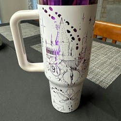 Exklusiv: Individuell gestaltbarer HP STLY Quencher-Becher 1,2 L / 40 oz + *GRATIS-GESCHENK Set mit 5 Strohhalmabdeckungen* – LIMITIERTE AUFLAGE