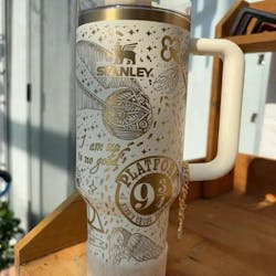 Exklusiv: Individuell gestaltbarer HP STLY Quencher-Becher 1,2 L / 40 oz + *GRATIS-GESCHENK Set mit 5 Strohhalmabdeckungen* – LIMITIERTE AUFLAGE