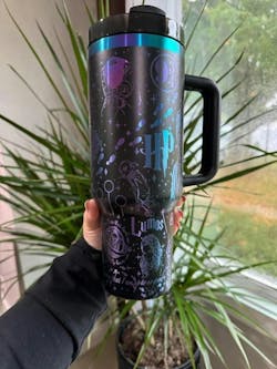Exklusiv: Individuell gestaltbarer HP STLY Quencher-Becher 1,2 L / 40 oz + *GRATIS-GESCHENK Set mit 5 Strohhalmabdeckungen* – LIMITIERTE AUFLAGE