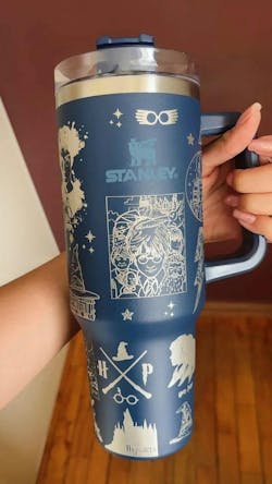 Exklusiv: Individuell gestaltbarer HP STLY Quencher-Becher 1,2 L / 40 oz + *GRATIS-GESCHENK Set mit 5 Strohhalmabdeckungen* – LIMITIERTE AUFLAGE