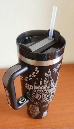 Exklusiv: Individuell gestaltbarer HP STLY Quencher-Becher 1,2 L / 40 oz + *GRATIS-GESCHENK Set mit 5 Strohhalmabdeckungen* – LIMITIERTE AUFLAGE