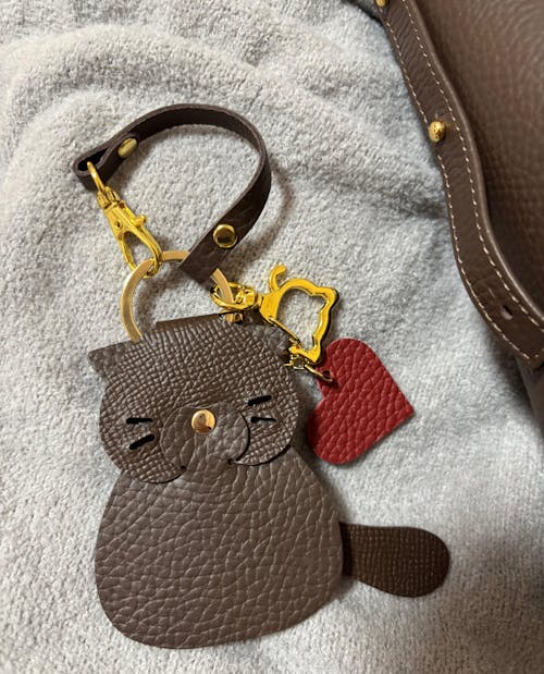 【1/30(金)〜2/14(土) 期間限定バレンタインSET 】ショルダーバッグ  PAW (パウ)   キュイール・マッシュ / チョコ　＋ ころにゃんチャーム ハート付き　SET