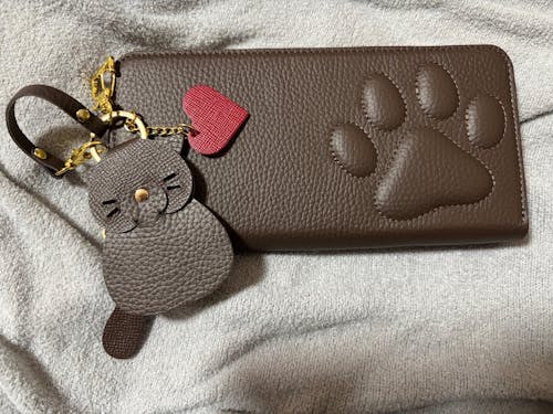 【1/30(金)〜2/14(土) 期間限定バレンタインSET 】PAWラウンドファスナー長財布   キュイール・マッシュ  /  チョコ　＋ ころにゃんチャーム ハート付き　SET