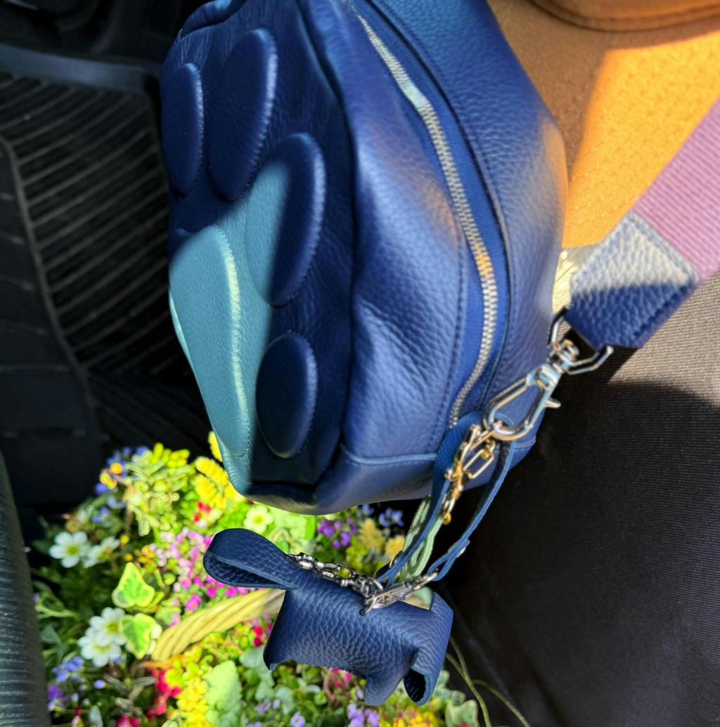 スタンディングにゃんチャーム    キュイール・マッシュ  /  ブルーニュイ