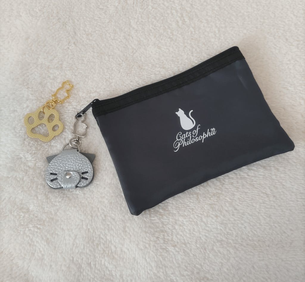 保護猫チャリティー ロゴフラットポーチ  /  チャコール