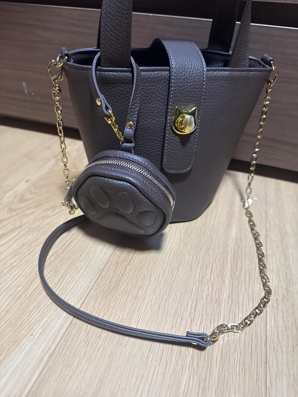 チェーンショルダー付きミニバッグ・PAW  (パウ)   キュイール・マッシュ  / チョコ