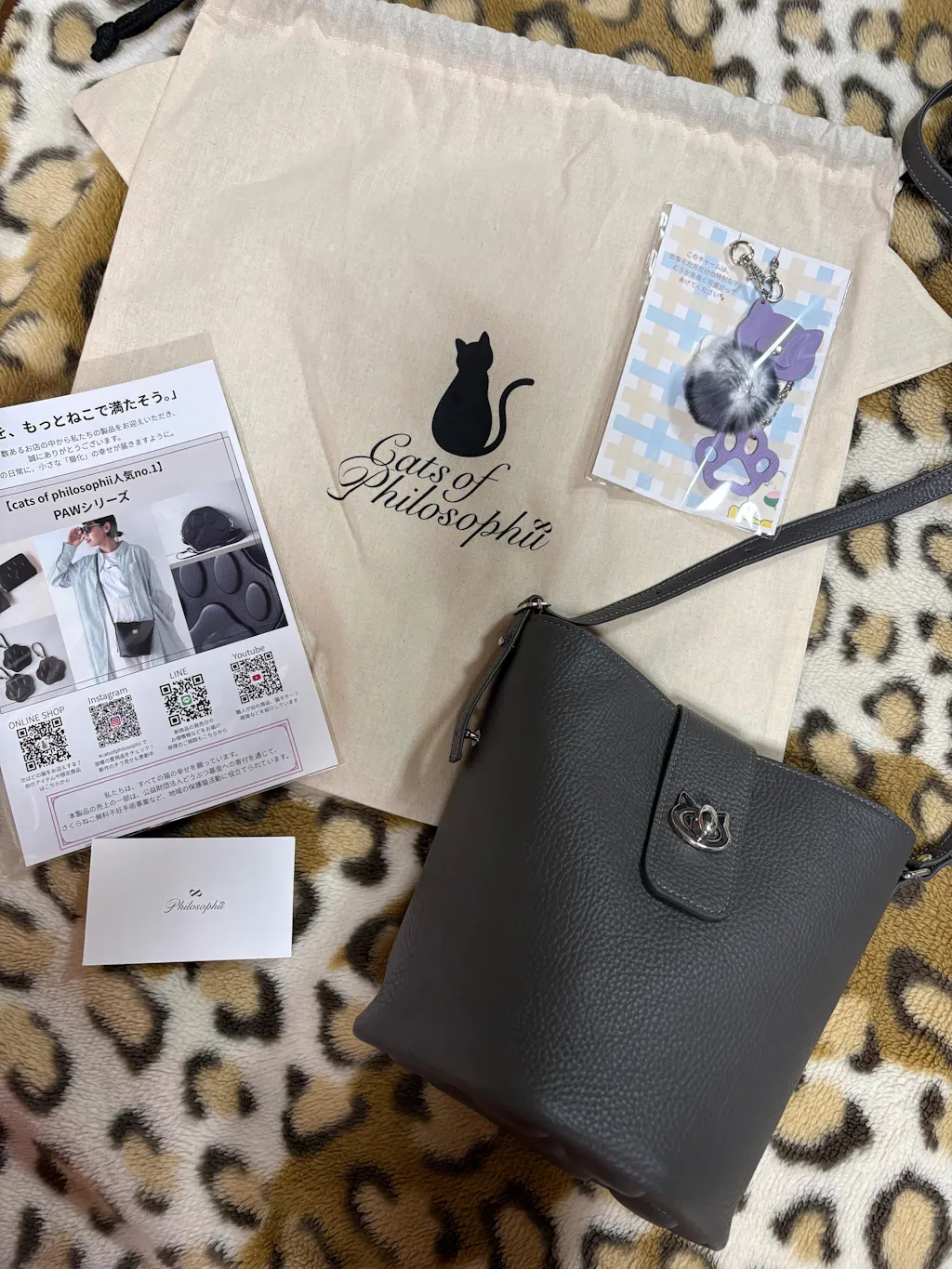 【数量限定】ショルダーバッグ・PAW  ノベルティーチャーム付き  / グラファイト