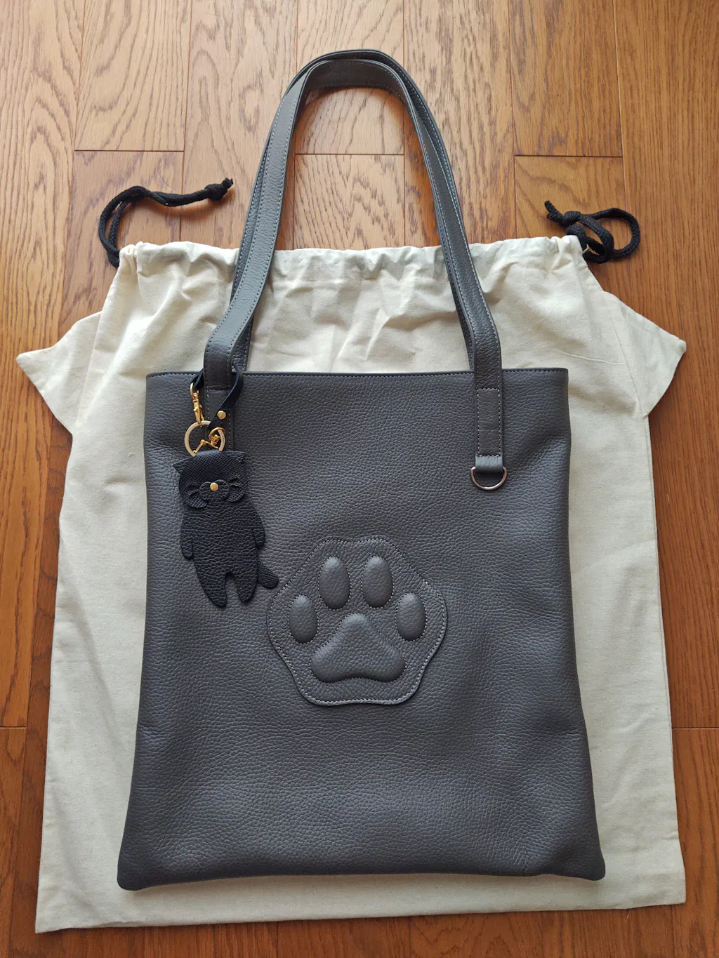 【3/27(金)22:00～4/9(木)  数量限定】【NEW LIFE ニャンペーン特別SET】  A4トートバッグ・PAW(パウ)  選べるカラーのにゃんチャームSET /  グラファイト